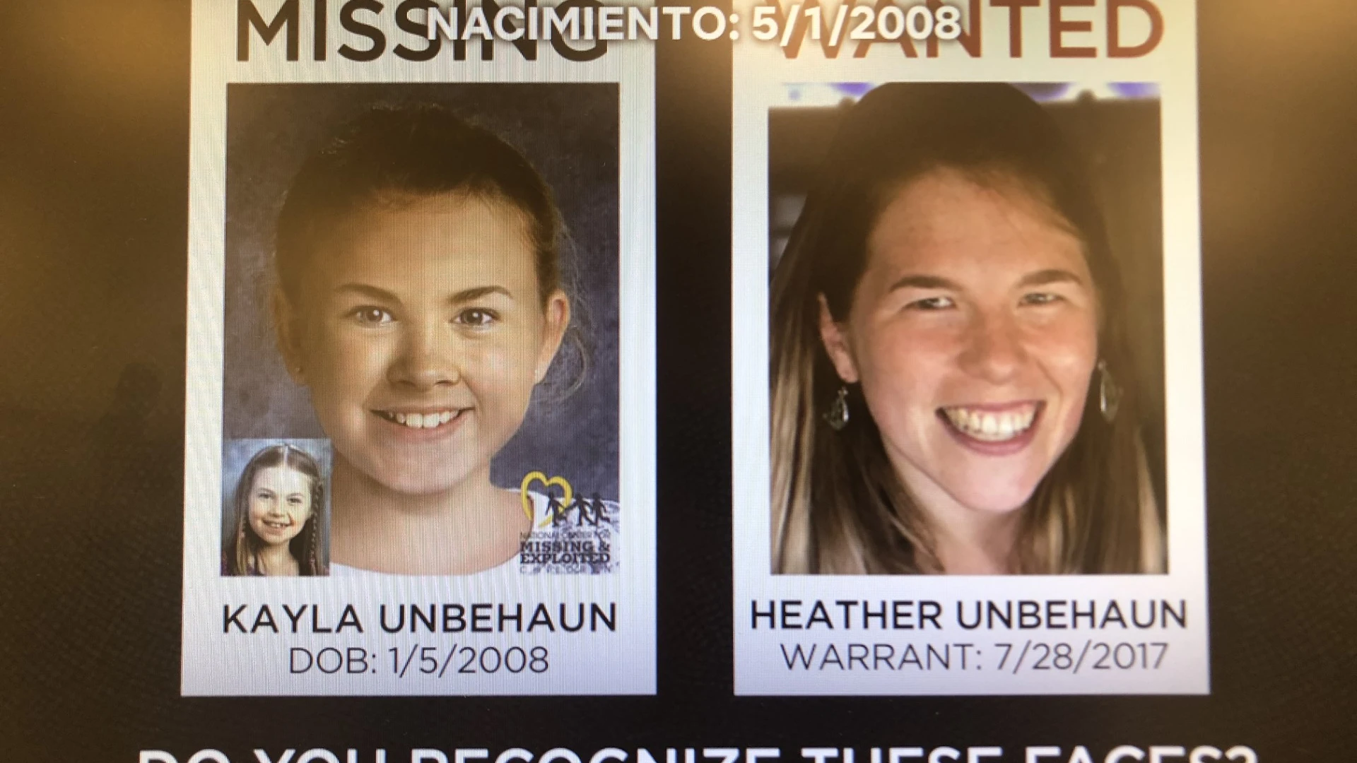 Imagen de los carteles de 'Desaparecida' de Kayla Unbenhaun y de 'Se busca' de su madre Heather en la serie 'Misterios sin resolver'.