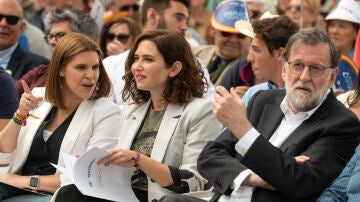 La presidenta de la Comunidad y candidata del PP a la reelección, Isabel Díaz Ayuso, junto al expresidente del Gobierno Mariano Rajoy.