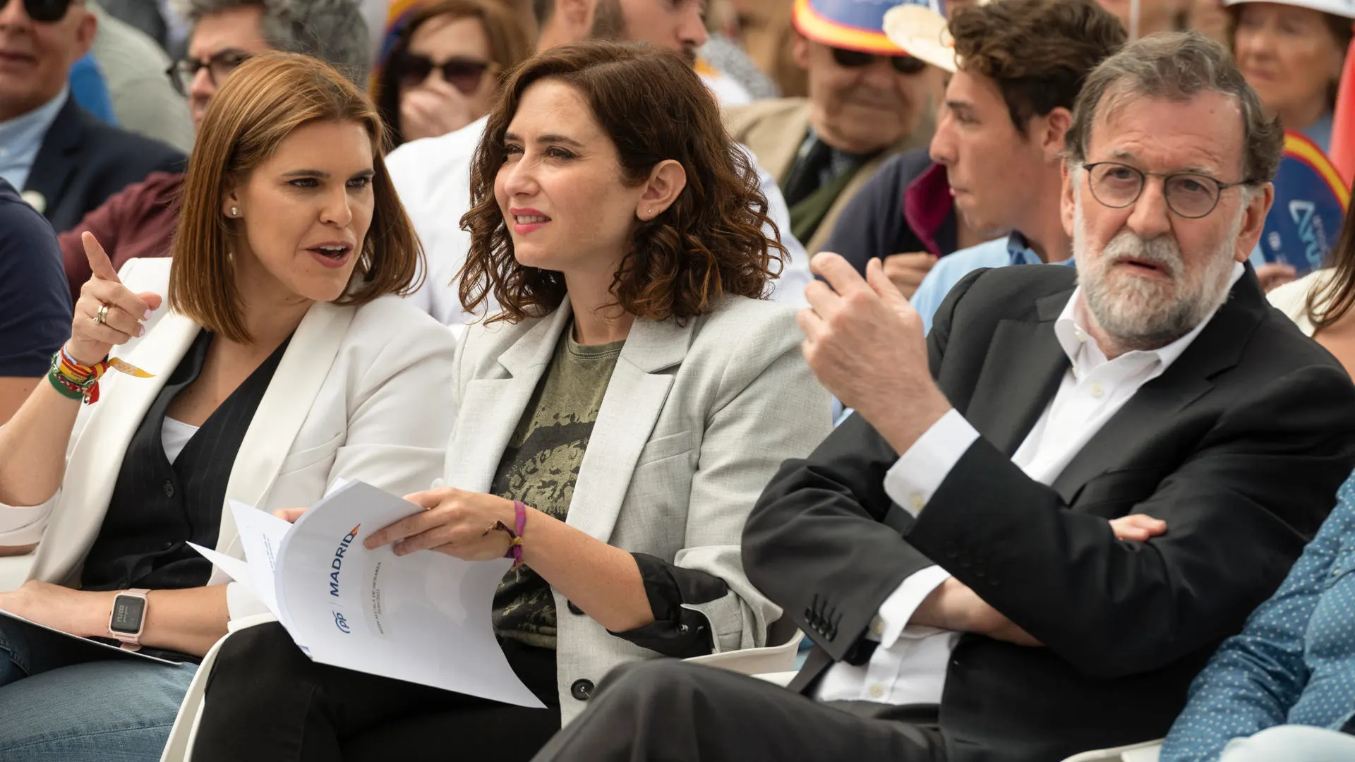 La presidenta de la Comunidad y candidata del PP a la reelección, Isabel Díaz Ayuso, junto al expresidente del Gobierno Mariano Rajoy.