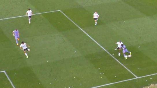 Momento en el que ambos balones chocan entre sí Momento en el que ambos balones chocan entre sí