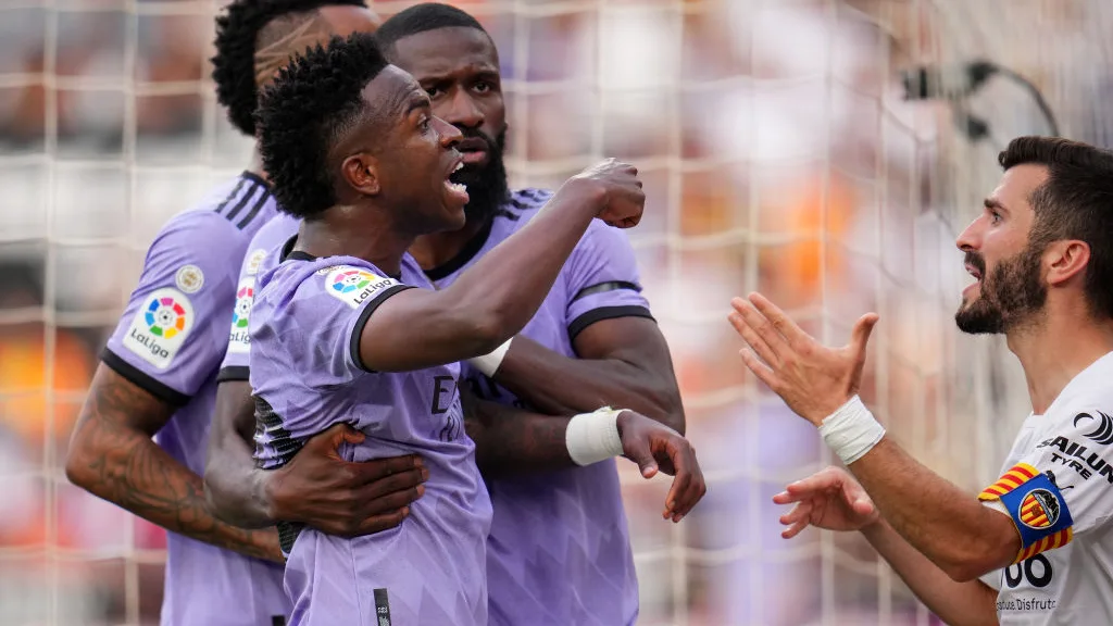 Vinicius acusa a un aficionado de proferirle insultos racistas en Mestalla