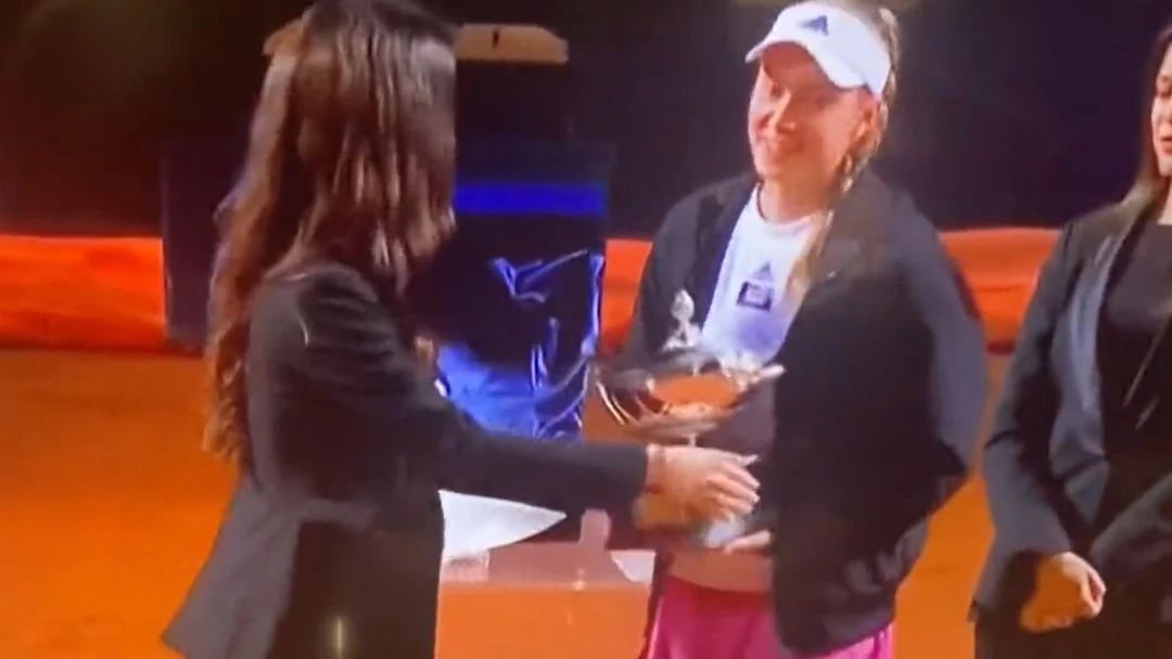 Entrega del trofeo de campeona a Elena Rybakina