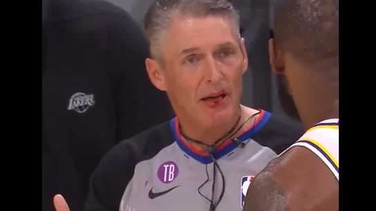 Scott Foster sangrando tras el golpe de LeBron James Scott Foster sangrando tras el golpe de LeBron James