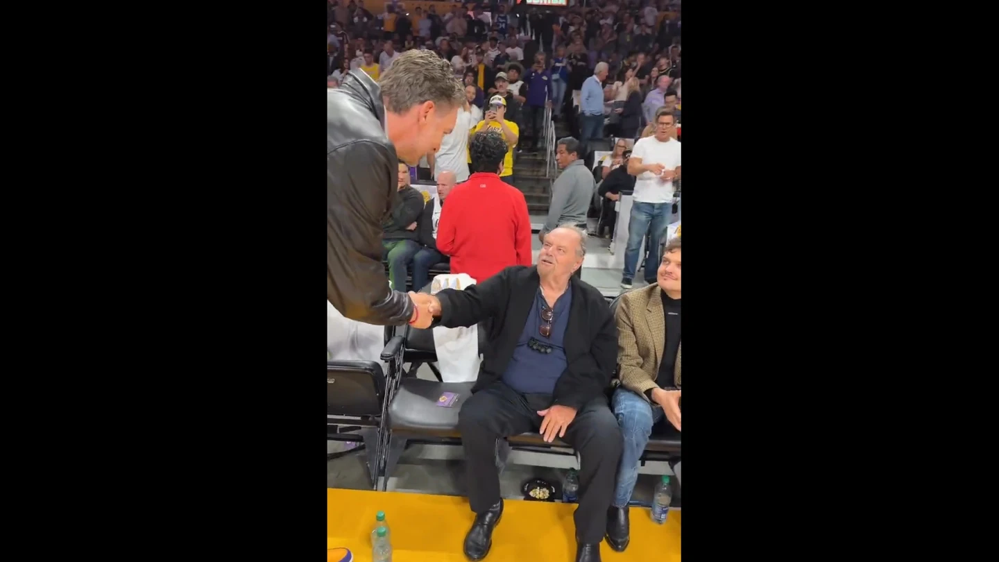 Pau Gasol saluda a Jack Nicholson Pau Gasol saluda a Jack Nicholson