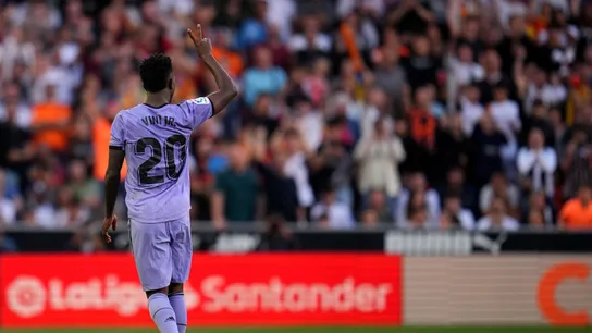 Vinicius se marcha expulsado de Mestalla Vinicius se marcha expulsado de Mestalla
