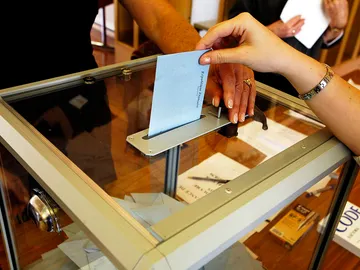Urna con votos Urna con votos