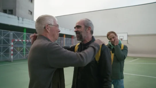 Luis Tosar se reencuentra con su profesor de la infancia que le defendió para que no le expulsaran por bailar break dance Luis Tosar se reencuentra con su profesor de la infancia que le defendió para que no le expulsaran por bailar break dance