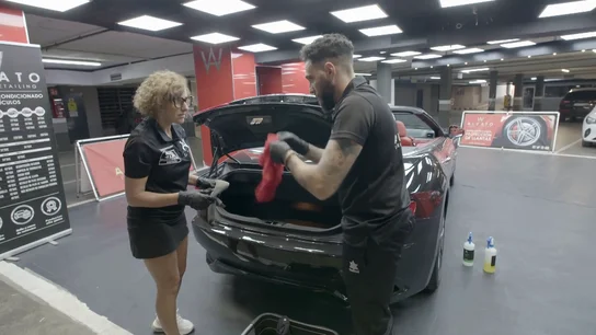 Lencería, animales muertos y vibradores: los 'tesoros' olvidados de los maleteros de los clientes de Alvato Luxury Lencería, animales muertos y vibradores: los 'tesoros' olvidados de los maleteros de los clientes de Alvato Luxury