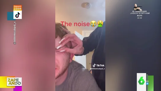 El desagradable momento en el que una chica explota un grano a su novio: "Parece que lo esté ordeñando" El desagradable momento en el que una chica explota un grano a su novio: "Parece que lo esté ordeñando"
