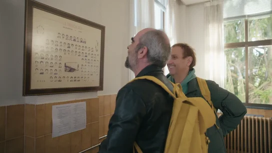 La reacción de Luis Tosar cuando se ve con pajarita en la orla de su colegio de la infancia en Lugo: "¡Hostia!" La reacción de Luis Tosar cuando se ve con pajarita en la orla de su colegio de la infancia en Lugo: "¡Hostia!"