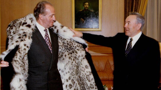 Imagen del rey Juan Carlos que aparece en la serie documental de SkyShowtime 'Juan Carlos: la ca&iacute;da del rey'.