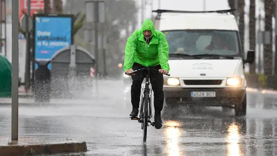 Un hombre en bicicleta se resguarda con un chubasquero bajo la lluvia en el municipio almeriense de Aguadulce. Un hombre en bicicleta se resguarda con un chubasquero bajo la lluvia en el municipio almeriense de Aguadulce.
