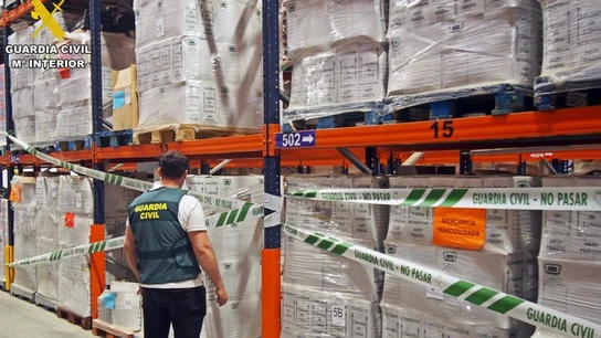 La Guardia Civil detiene a dos personas por estar presuntamente impliadas en el robo de aceite en Carcabuey La Guardia Civil detiene a dos personas por estar presuntamente impliadas en el robo de aceite en Carcabuey