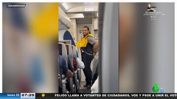 El azafato de vuelo que se ha convertido en viral por su divertida forma de explicar las normas a los pasajeros