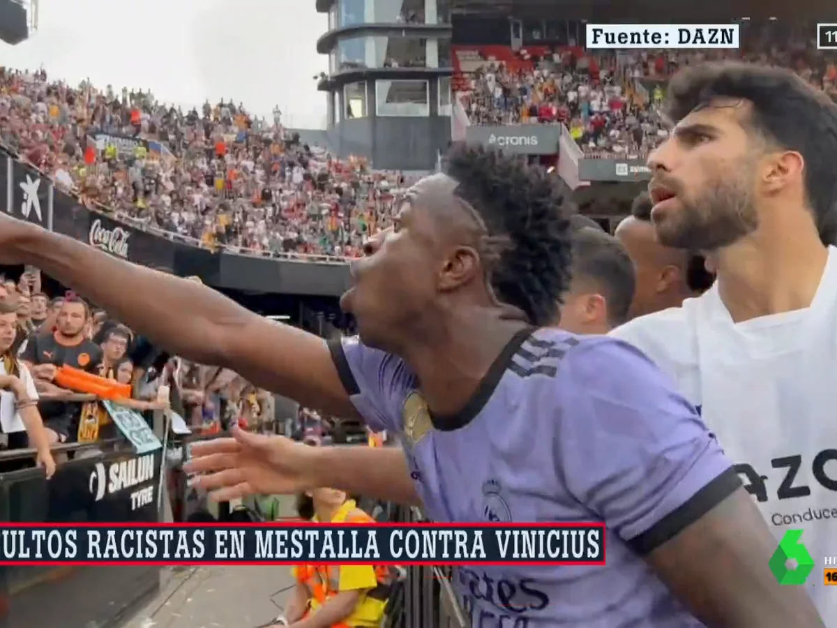 Ni uno ni dos aficionados: las imágenes que demuestran los gritos racistas  a Vinicius