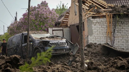 Un coche destrozado en la región de Járkiv Un coche destrozado en la región de Járkiv