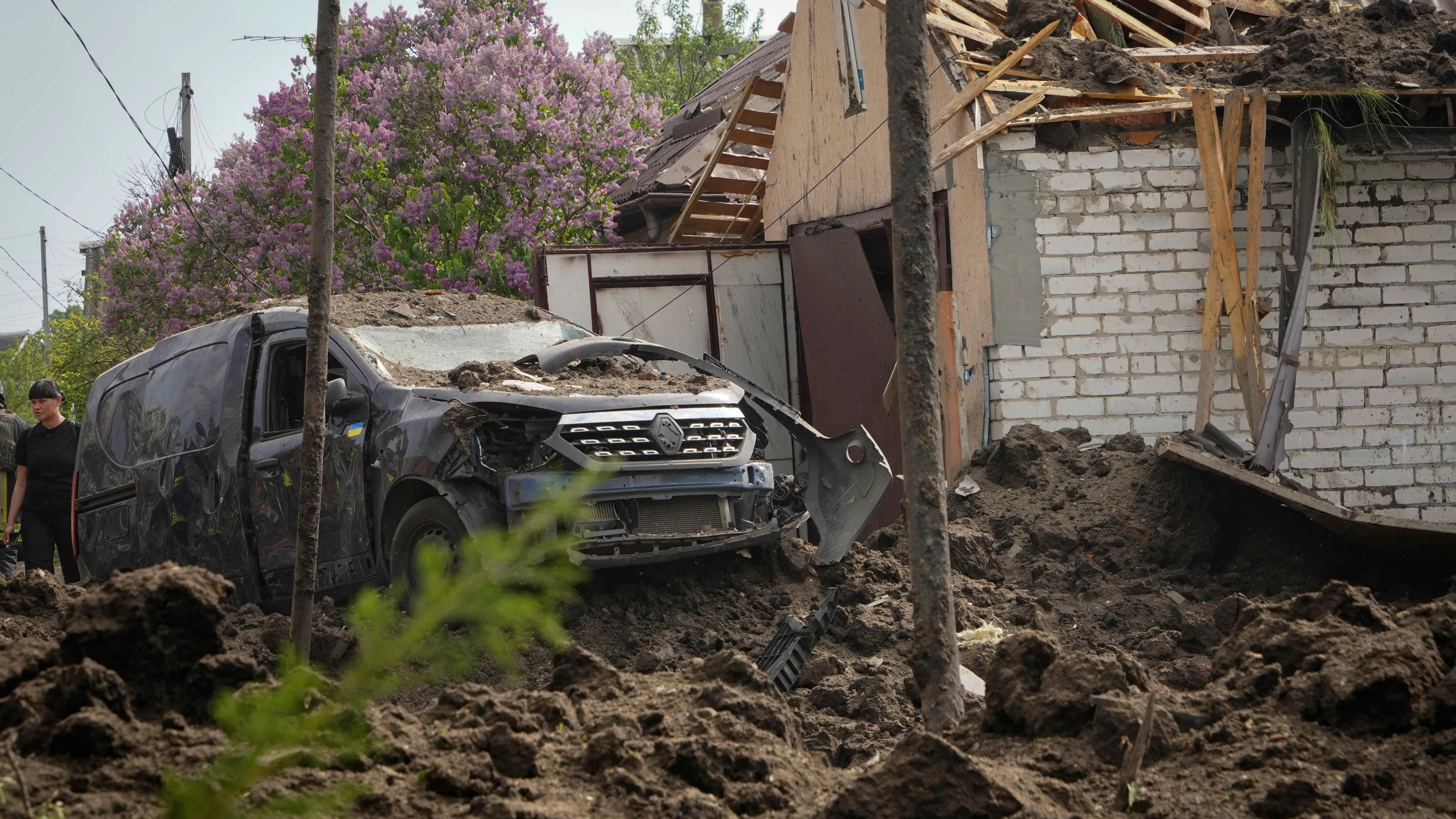 Un coche destrozado en la región de Járkiv