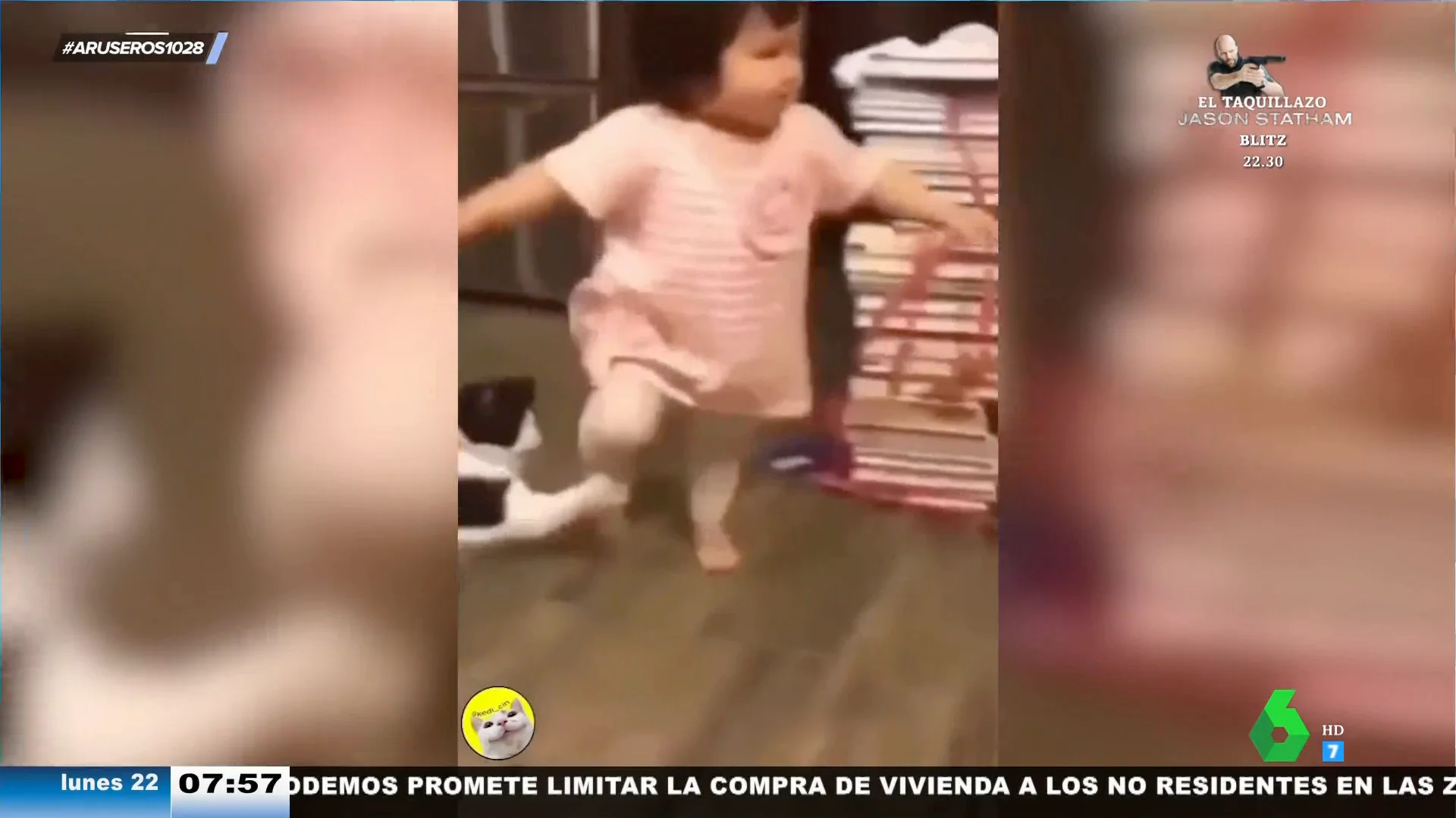 Un gato pone la zancadilla a una niña y después disimula como si no hubiera sido él