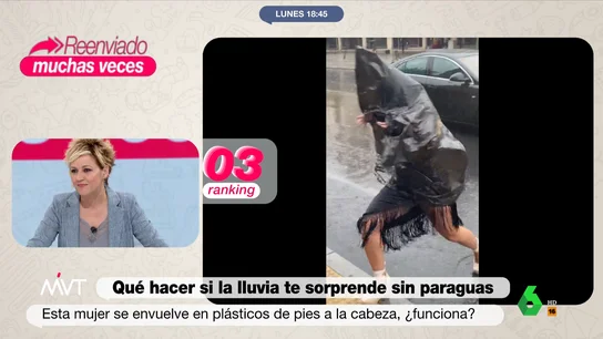 Cristina Pardo, al ver a una mujer protegerse de la lluvia con una bolsa de plástico: Me representa Javier Bastida muestra dos curiosos recursos para protegerse de la lluvia cuando nos sorprende sin paraguas. Desde una mujer que se forra el cuerpo y zapatos con bolsas de plástico, al que se tapa con un enorme plástico mientras circula con su moto.