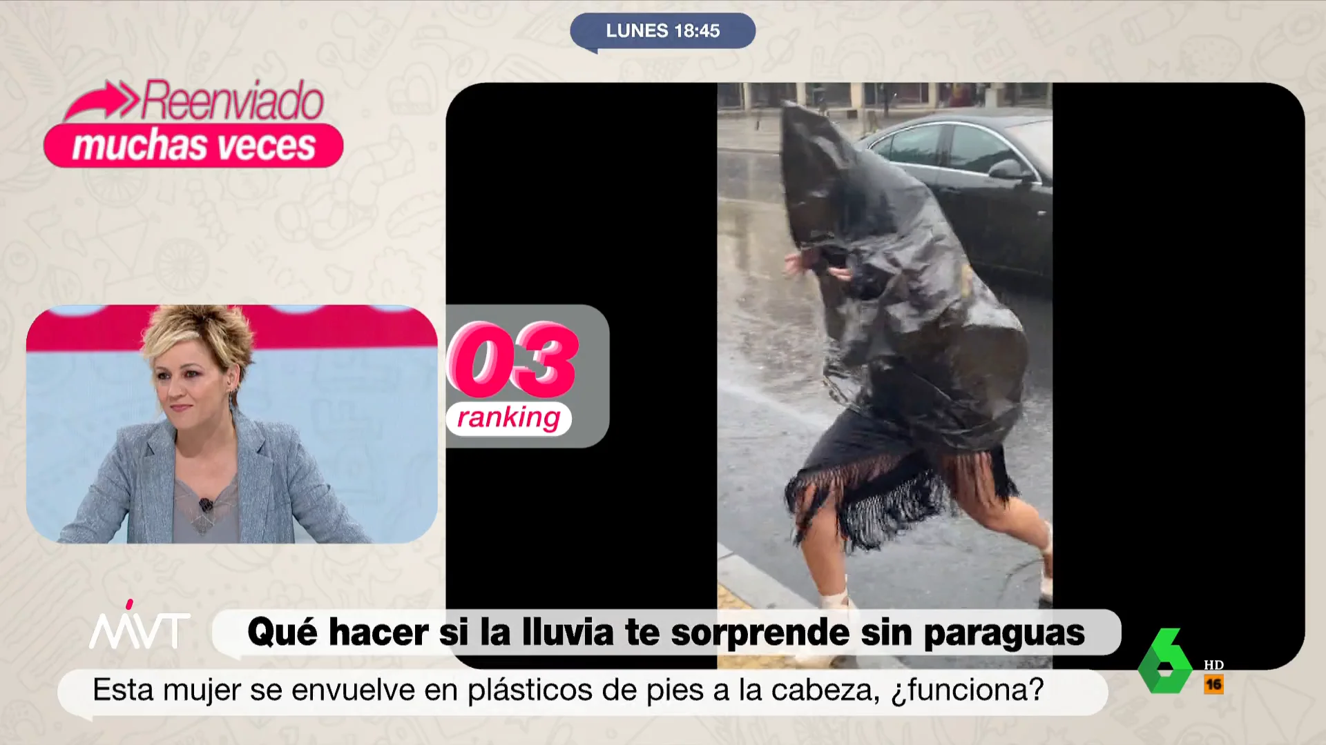 Javier Bastida muestra dos curiosos recursos para protegerse de la lluvia cuando nos sorprende sin paraguas. Desde una mujer que se forra el cuerpo y zapatos con bolsas de plástico, al que se tapa con un enorme plástico mientras circula con su moto.