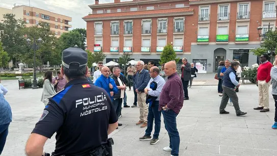 Miembros del PP de Móstoles, tras el ataque a la sede del partido Miembros del PP de Móstoles, tras el ataque a la sede del partido