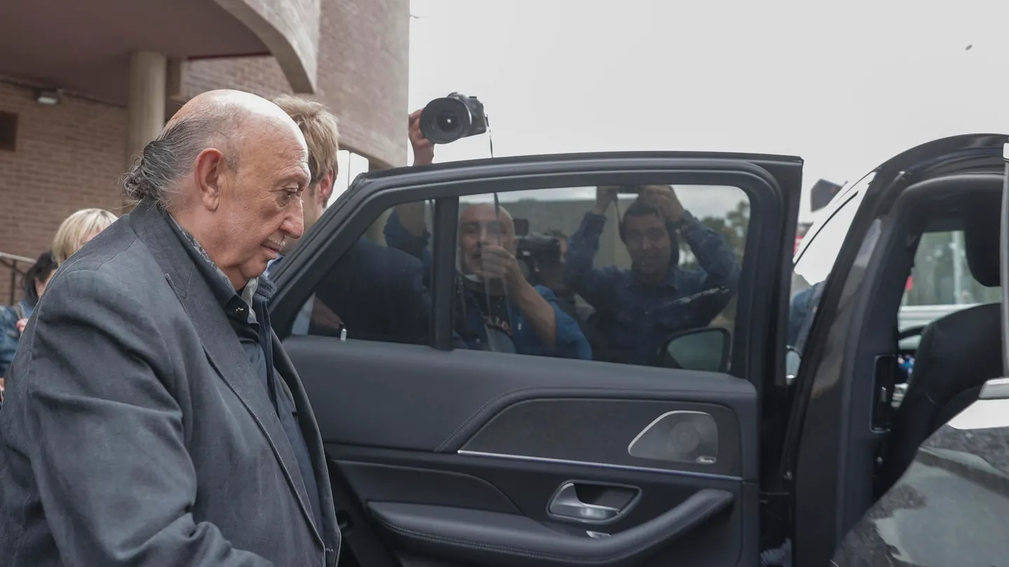 El modisto valenciano Francis Montesinos a su salida este lunes de los juzgados de Llíria (Valencia) El modisto valenciano Francis Montesinos a su salida este lunes de los juzgados de Llíria (Valencia)