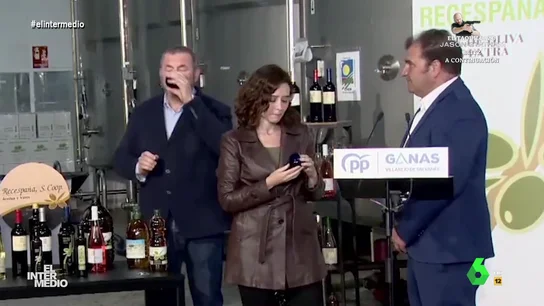 Vídeo manipulado - La 'pócima secreta' de Ayuso para 'desaparecer' de los actos de campaña En este montaje de El Intermedio, Isabel Díaz Ayuso participa en una cata de vinos durante un acto de campaña en Villarejo de Salvanés. Después de tomar el primer vaso, ocurre algo que nadie se espera. La reacción de los asistentes, en este vídeo.