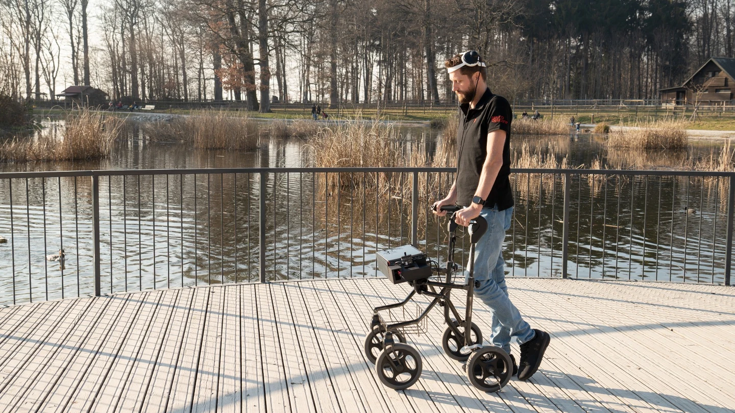 Gert-Jan, que hace una década sufrió la parálisis de sus piernas tras un accidente, ha vuelto a caminar gracias a la nueva interfaz cerebro-ordenador Gert-Jan, que hace una década sufrió la parálisis de sus piernas tras un accidente, ha vuelto a caminar gracias a la nueva interfaz cerebro-ordenador