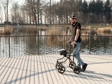 Gert-Jan, que hace una década sufrió la parálisis de sus piernas tras un accidente, ha vuelto a caminar gracias a la nueva interfaz cerebro-ordenador Gert-Jan, que hace una década sufrió la parálisis de sus piernas tras un accidente, ha vuelto a caminar gracias a la nueva interfaz cerebro-ordenador