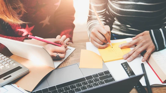 Unos jóvenes estudiando. Unos jóvenes estudiando.