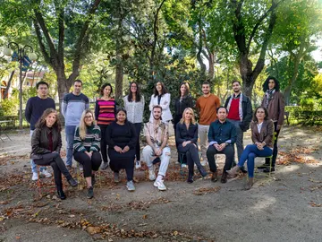 Un grupo de investigadores posan en un parque exterior. Un grupo de investigadores posan en un parque exterior.