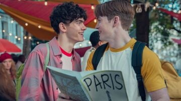 Nick (Kit Connor) y Charlie (Joe Locke) inician una nueva etapa en 'Heartstopper' T2, con viaje a París incluído.