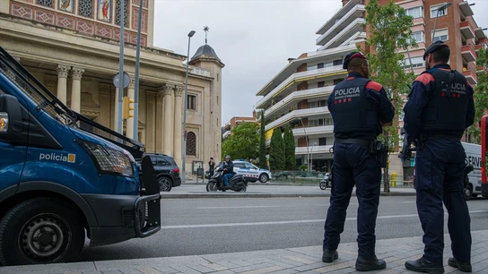 Varios Mossos d'Esquadra en la plaza de la Bonanova. Varios Mossos d'Esquadra en la plaza de la Bonanova.