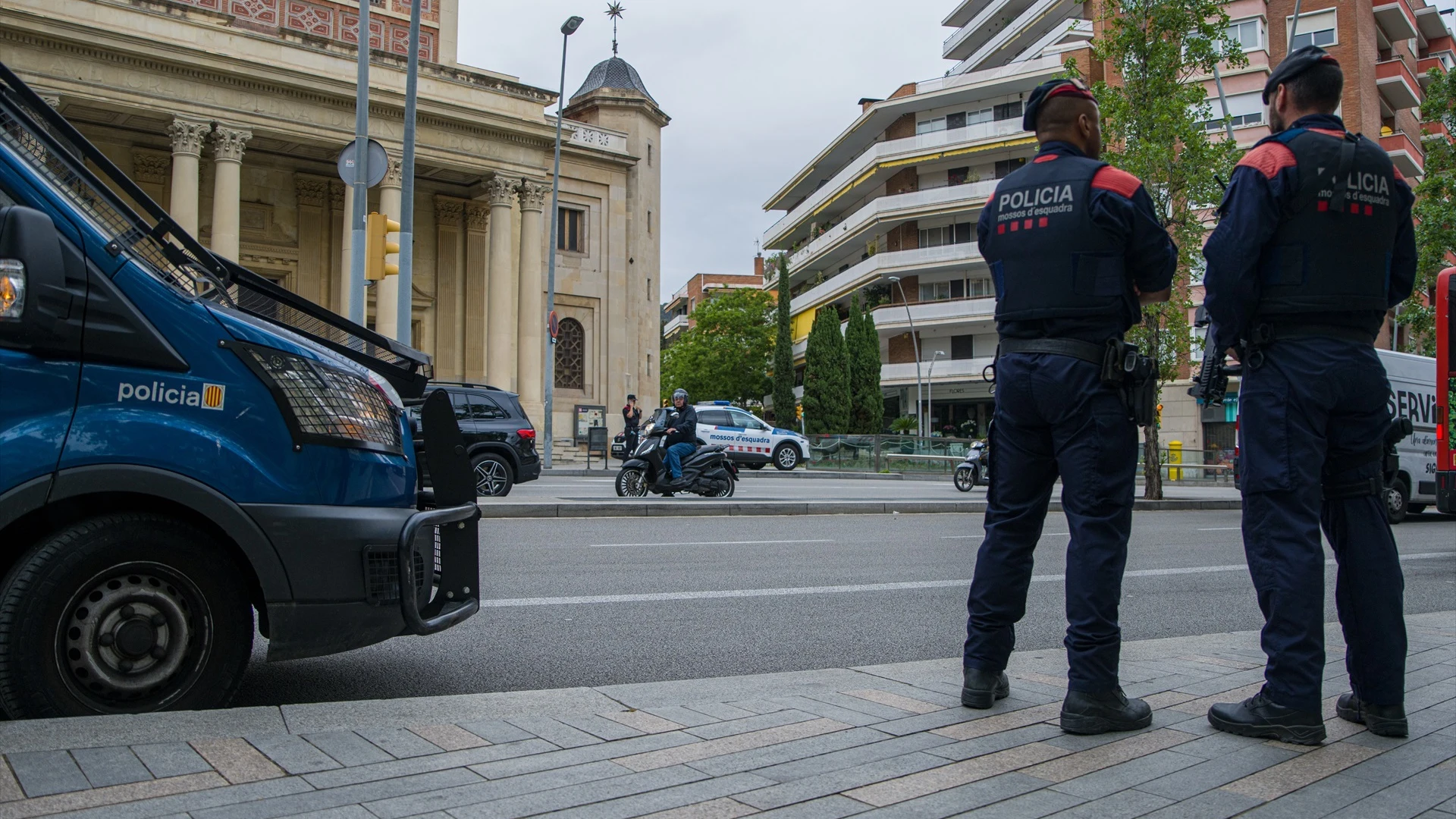 Varios Mossos d'Esquadra en la plaza de la Bonanova.