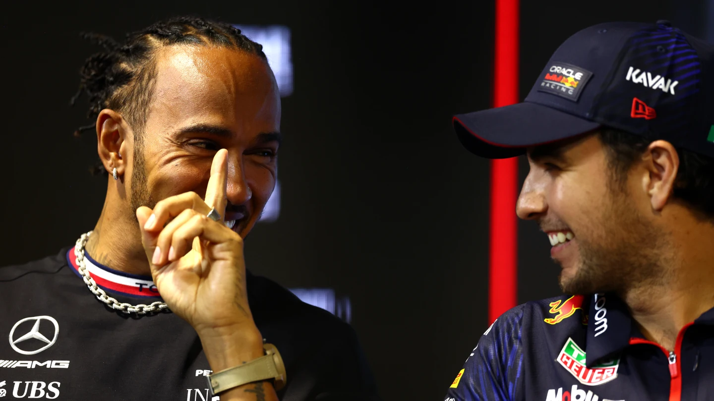Lewis Hamilton y Checo Pérez Lewis Hamilton y Checo Pérez