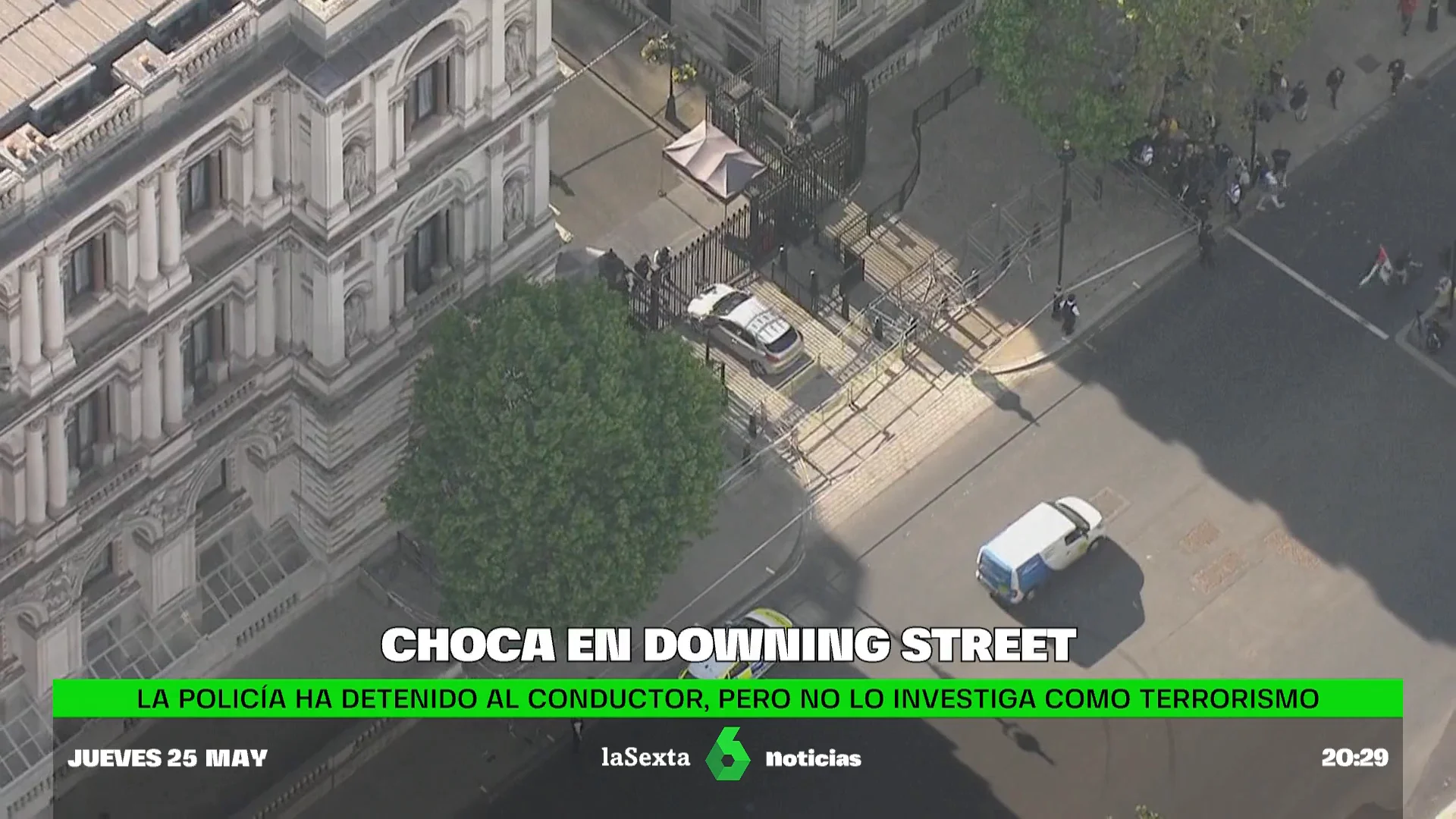 Un coche se estrella en Londres contra las puertas de acceso a Downing Street