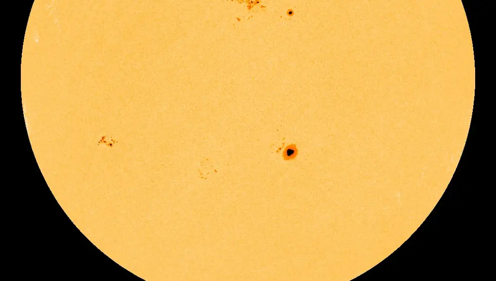 Imagen del Sol y de su mancha solar en la mitad inferior/Tomada el 24 de mayo de 2023