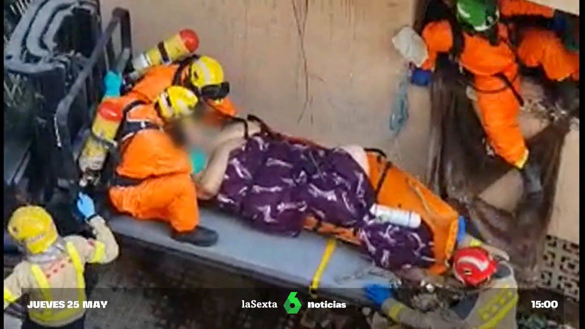 Rescatan a un hombre de 250 kilos y con síndrome de Diógenes atrapado en su casa por la basura acumulada 