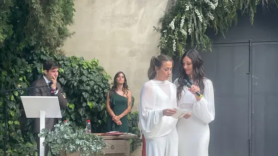 Twitter bloquea la cuenta de un concejal tras publicar una foto casando a su hermana con otra mujer Twitter bloquea la cuenta de un concejal tras publicar una foto casando a su hermana con otra mujer
