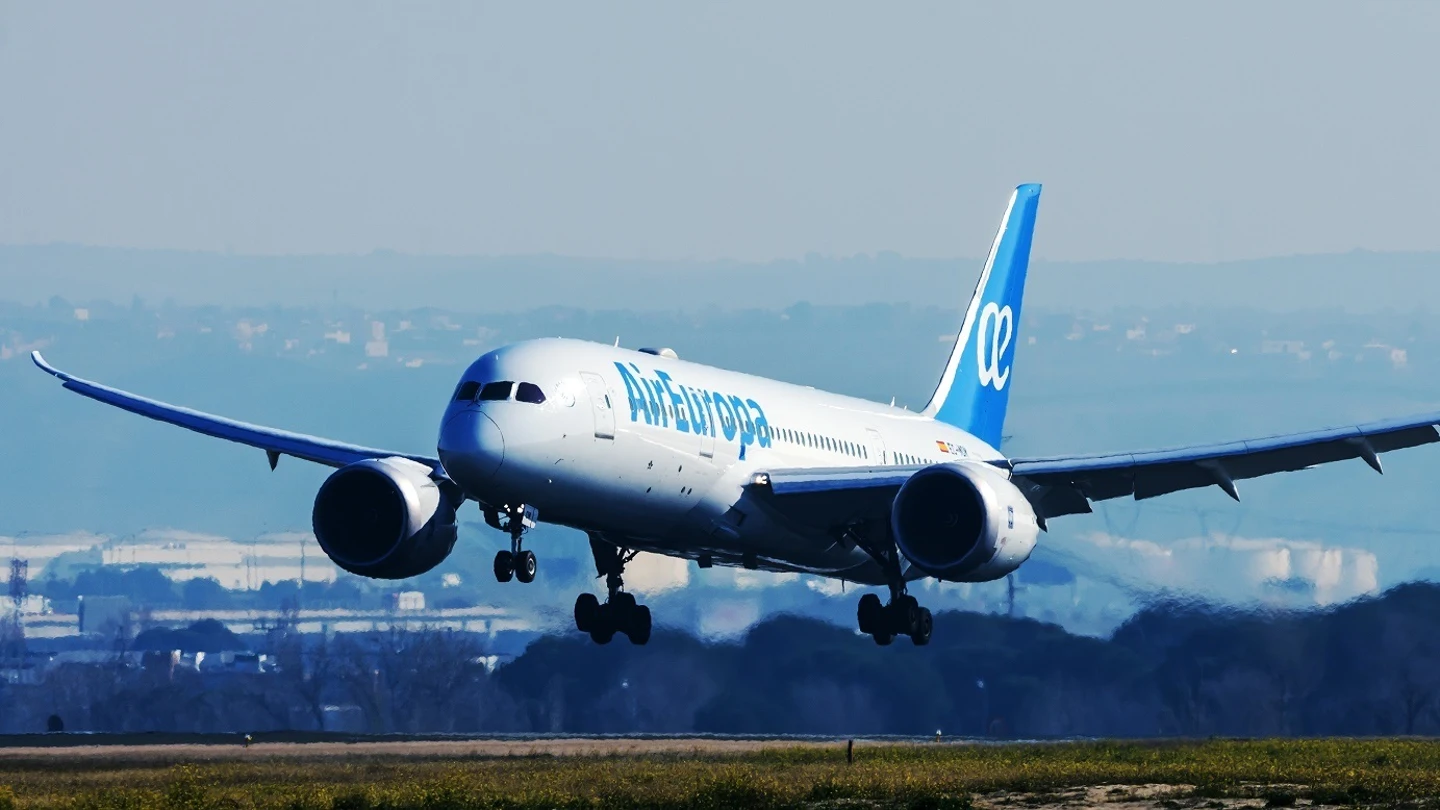 Un avión de Air Europa despegando Un avión de Air Europa despegando