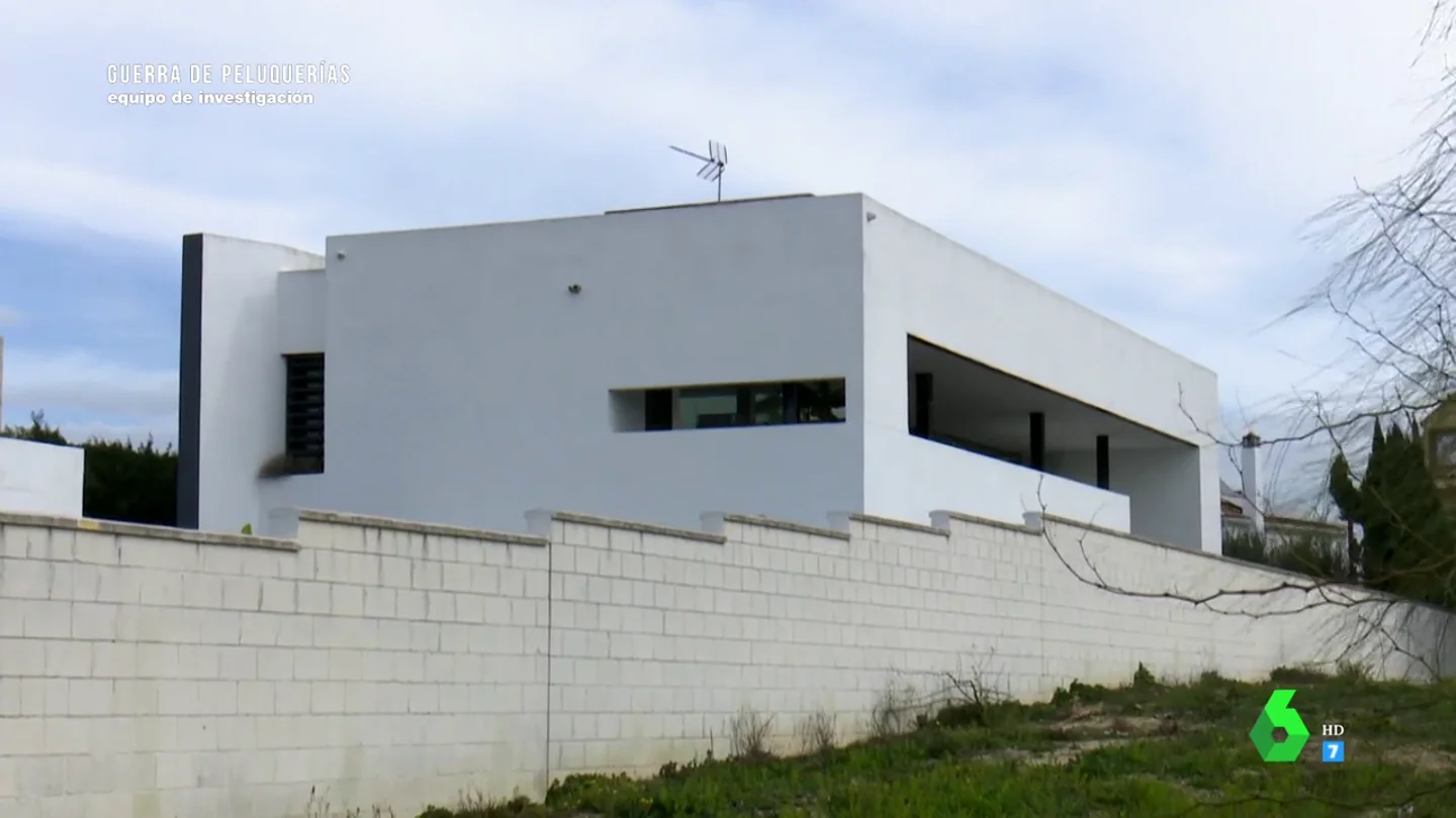 De vivir en un estudio a un chalet y un Maserati: el cambio en el tren de vida de los dueños de Peluquerías Low Cost De vivir en un estudio a un chalet y un Maserati: el cambio en el tren de vida de los dueños de Peluquerías Low Cost