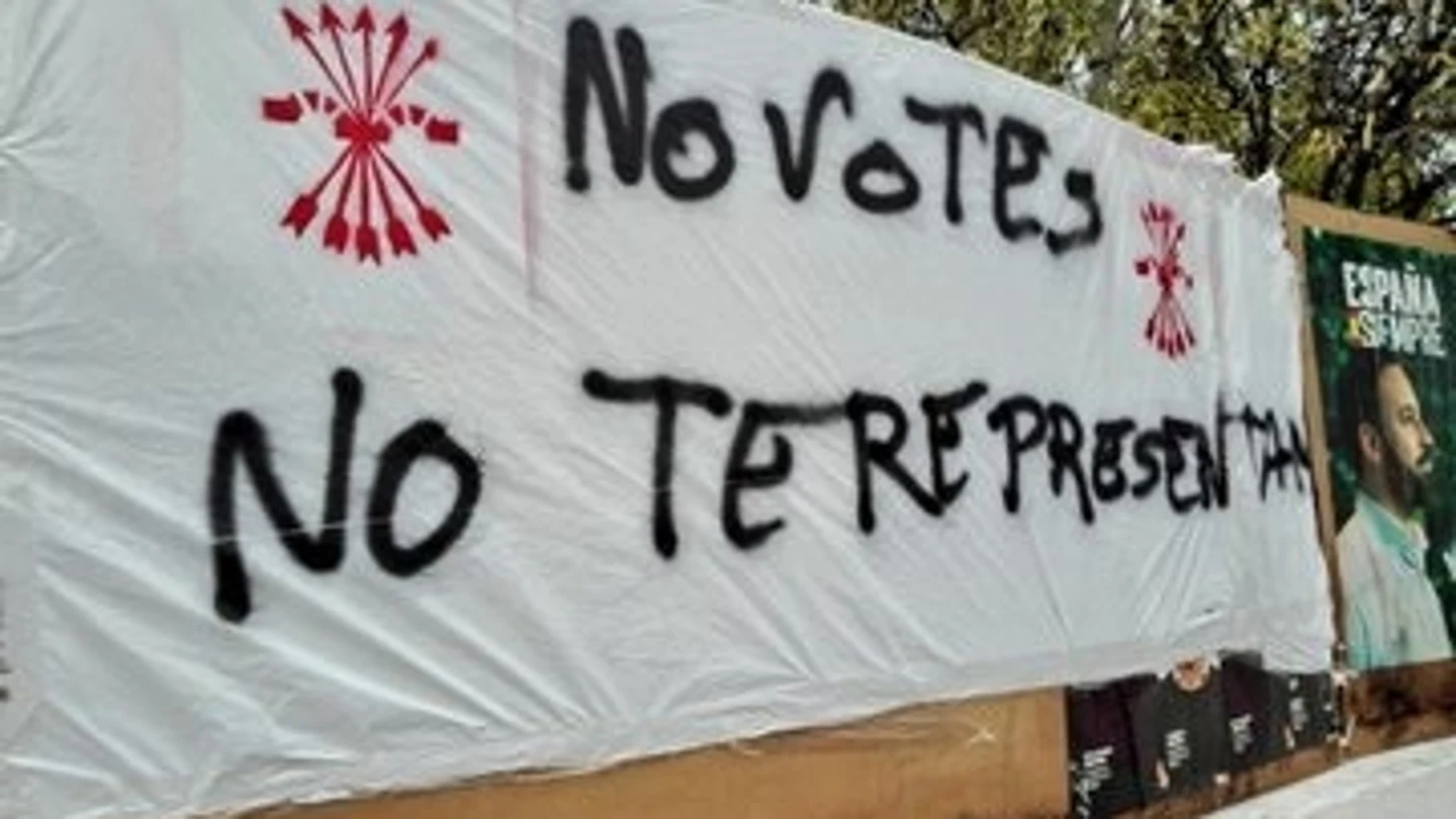Una pintada con el logo de Falange en el que se llama a no votar, en Ronda (Málaga) en 2019 Una pintada con el logo de Falange en el que se llama a no votar, en Ronda (Málaga) en 2019