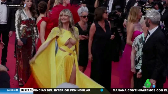 El descuido de Heidi Klum con su atrevido escote en el Festival de Cannes por el que se le ve el pezón El descuido de Heidi Klum con su atrevido escote en el Festival de Cannes por el que se le ve el pezón