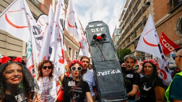 Los funcionarios de la administración de Justicia en huelga se manifiestan este jueves en Madrid para exigir al Gobierno una propuesta económica de mejora de sus salarios