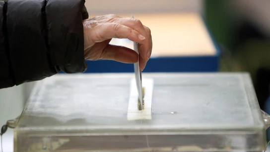 Imagen de archivo de una urna durante unas elecciones Los permisos retribuidos para que los trabajadores vayan a votar en las elecciones del 28M