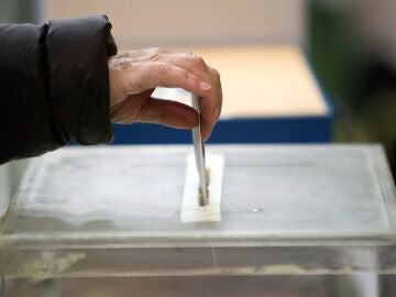 Imagen de archivo de una urna durante unas elecciones