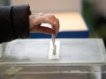 Imagen de archivo de una urna durante unas elecciones Imagen de archivo de una urna durante unas elecciones