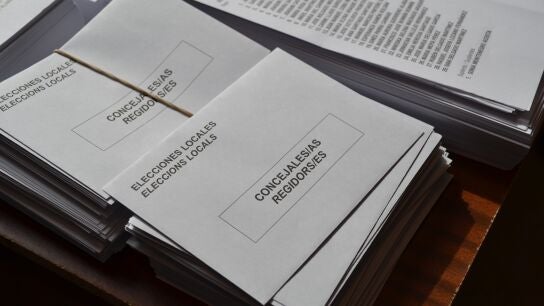 Fotograf&iacute;a de sobres y papeletas electorales 