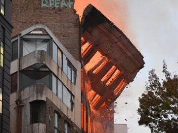 A fire in a seven-story building causes the collapse in the center of Sydney
