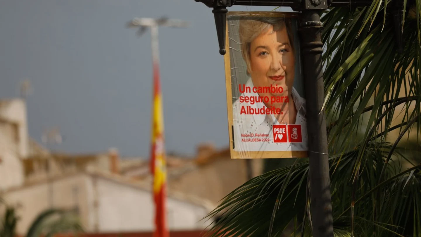 Cartel electoral de la candidata del PSOE en Albudeite Cartel electoral de la candidata del PSOE en Albudeite